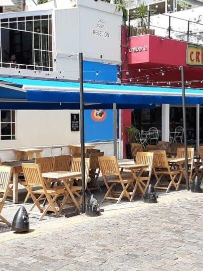 Toldos a Dos Aguas, brazos invisibles, en local comercial, bar en Palermo